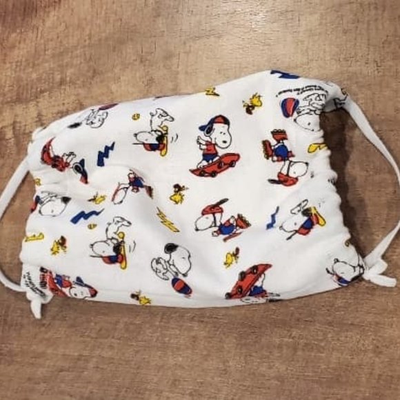 Accessories - Adult two layer face mask featuring Snoopy